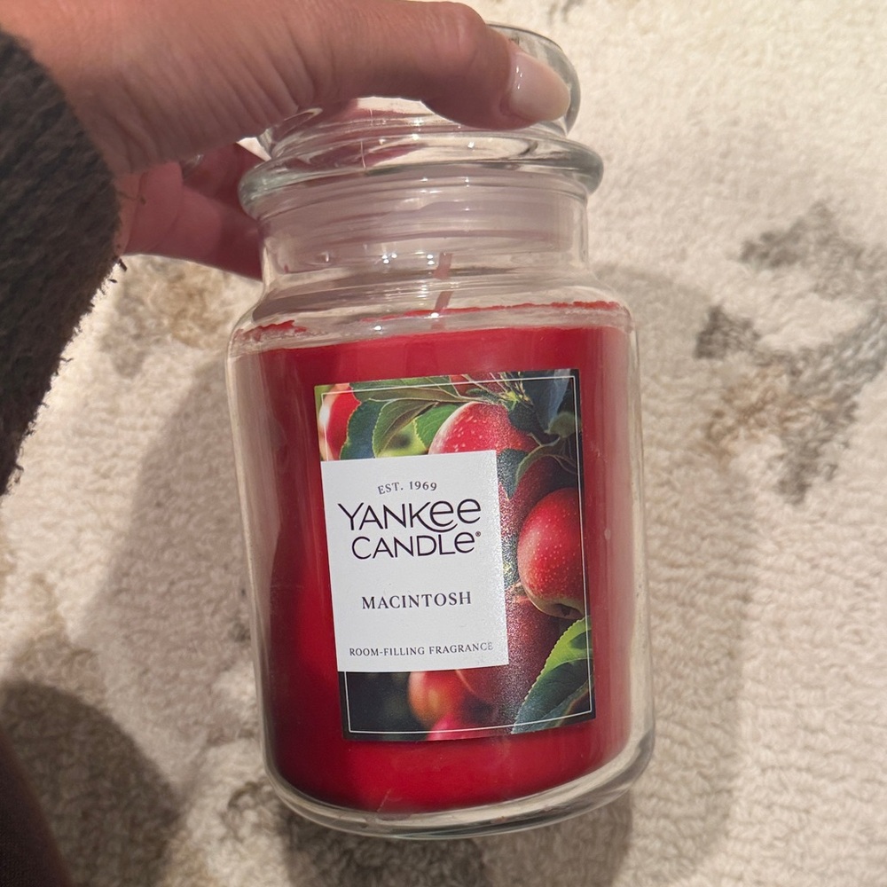 Yankee Candle Macintosh Red Scented Jar